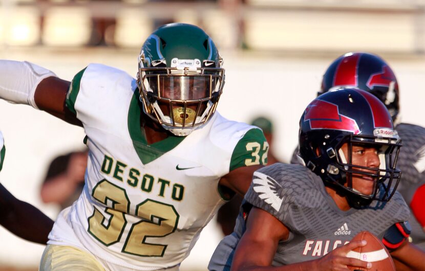 Desoto defensive lineman Shemar Turner (32) chases down Bishop Dunne quarterback Simeon...