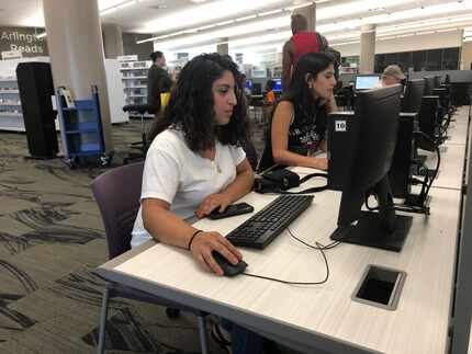 La biblioteca pública George W. Hawkes tiene un área de computación, con wifi gratis.