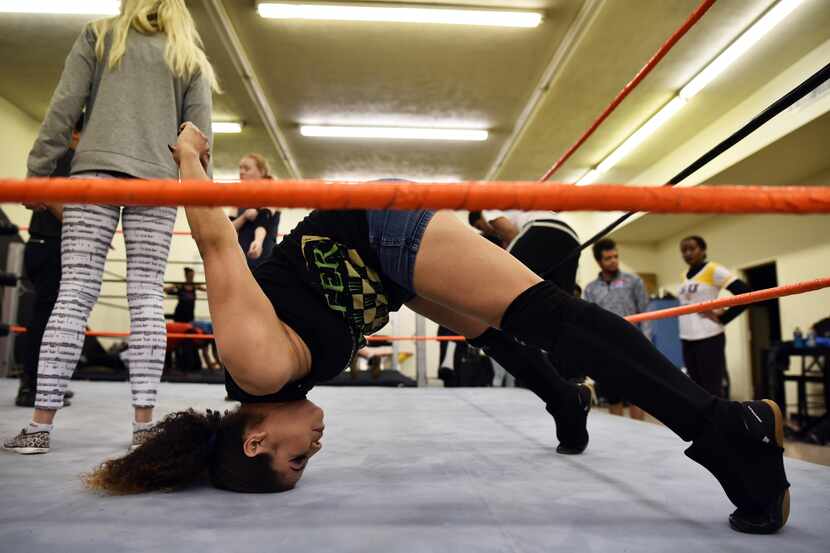 Alejandra Miranda practica la disciplina de lucha libre en el DFW All-Pro Wrestling Academy...
