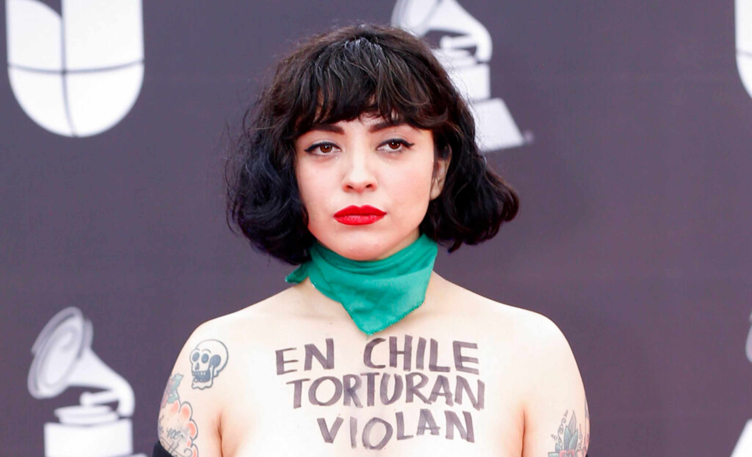 Mon Laferte protesta desnuda en la alfombra roja del Latin Grammy por la  ola de violencia en Chile