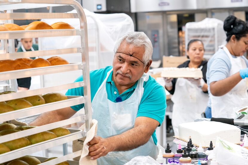 Francisco Zúñiga trabaja en la panadería de la nueva tienda El Rio Grande Latin Market sobre...