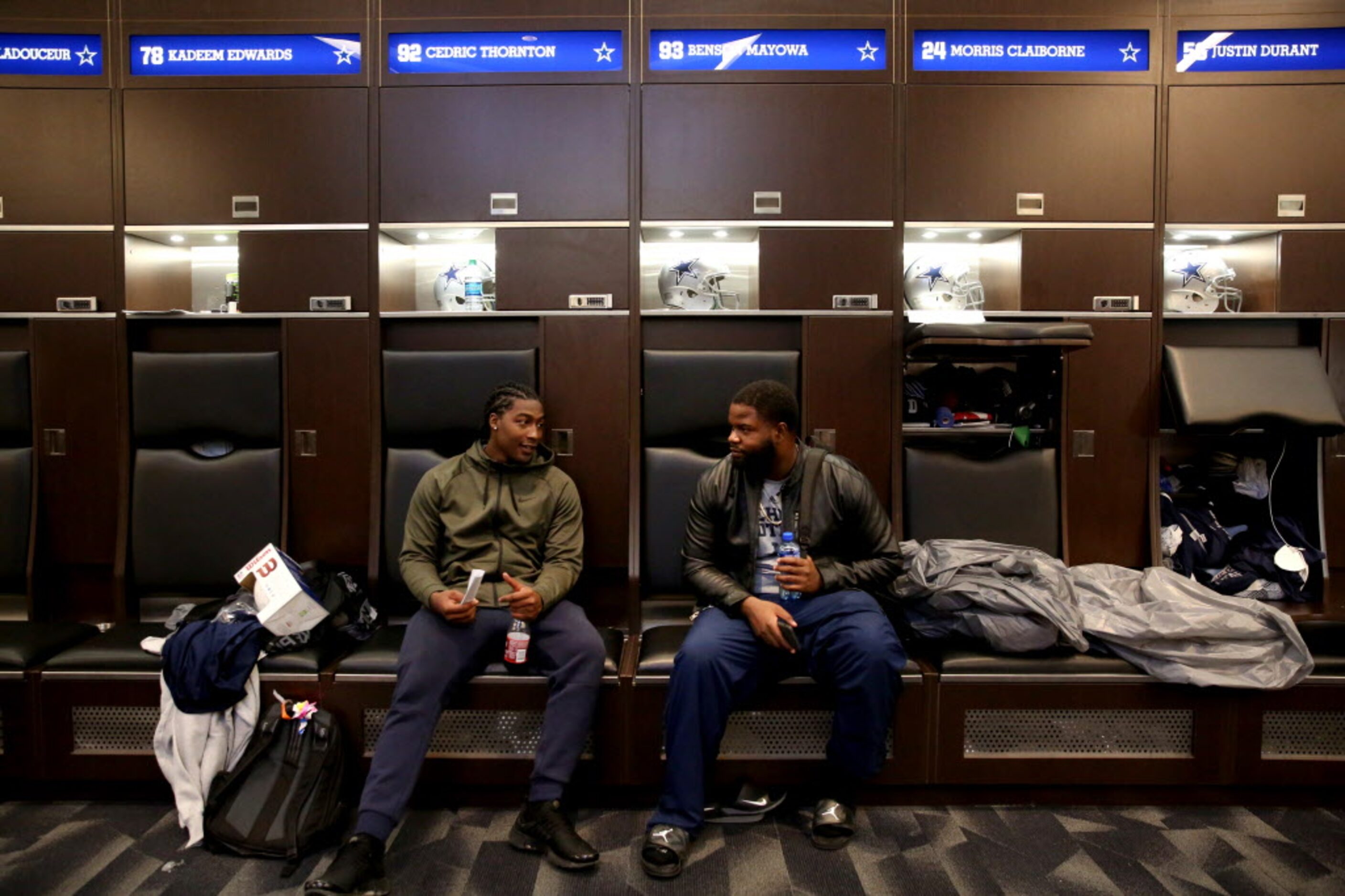 Dallas Cowboys linebacker Lenny Jones (left) and defensive tackle Richard Ash chat in the...