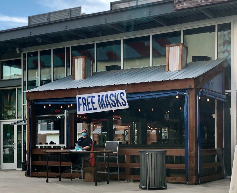 A 'free masks' sign at the Reservoir bar and restaurant in Las Colinas on May 1, 2020.