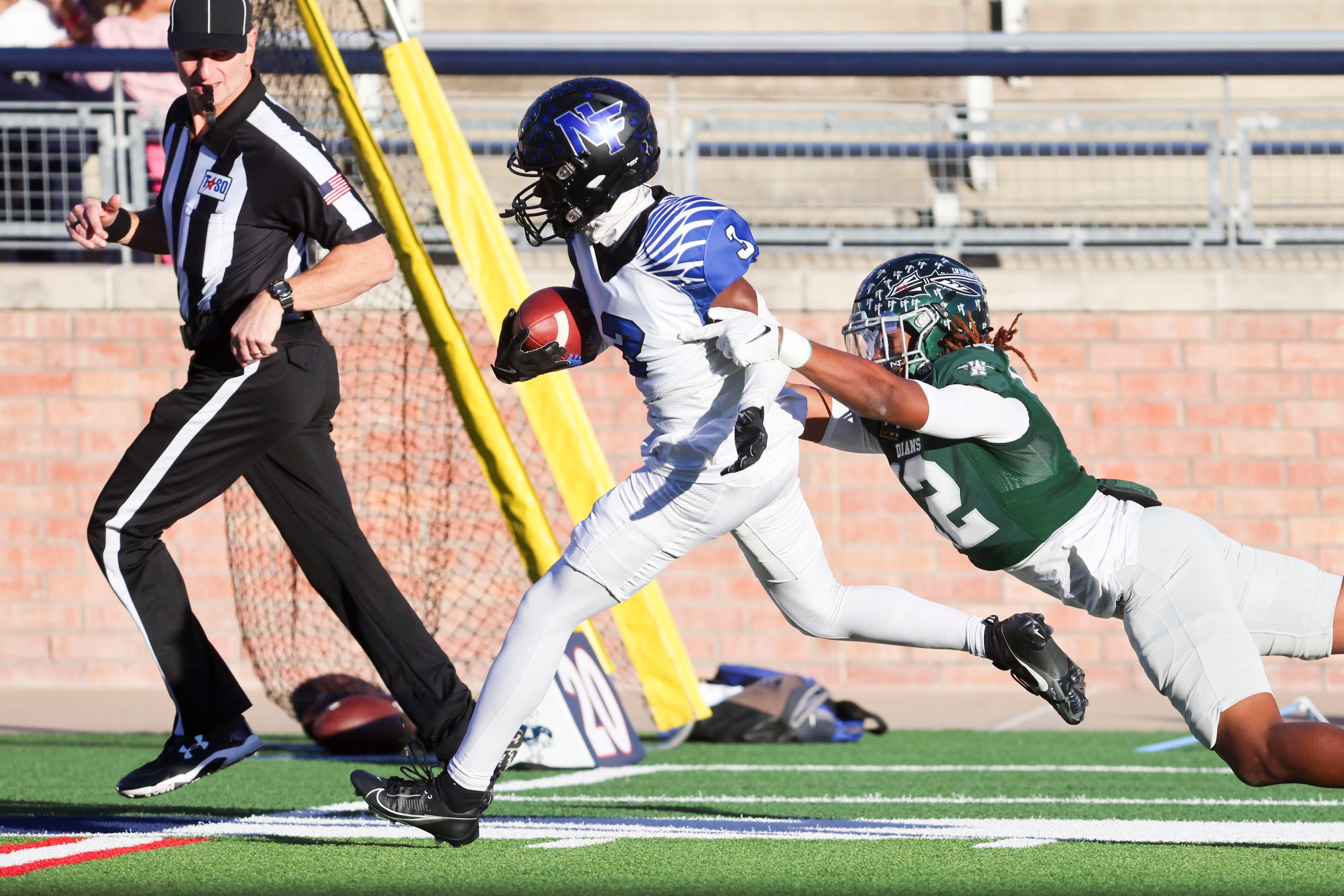 North Forney High’s Deuce Gilbert (2) runs for a touchdown  past Waxahachie High’s Michael...