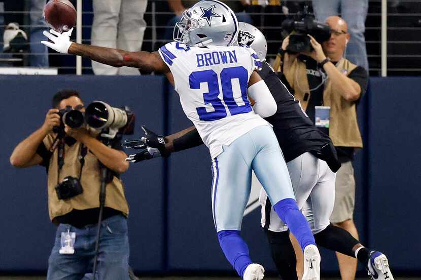 El cornerback Anthony Brown (30) es señalado por una interferencia sobre el receptor de Las...