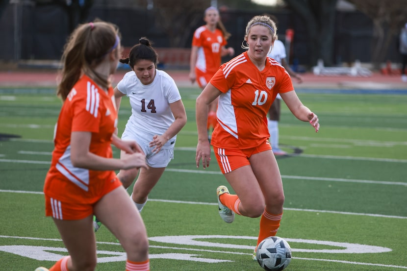 Celina High School’s Mia Norman (10) looks to pass as Lewisville High School Kaitlyn Sage...