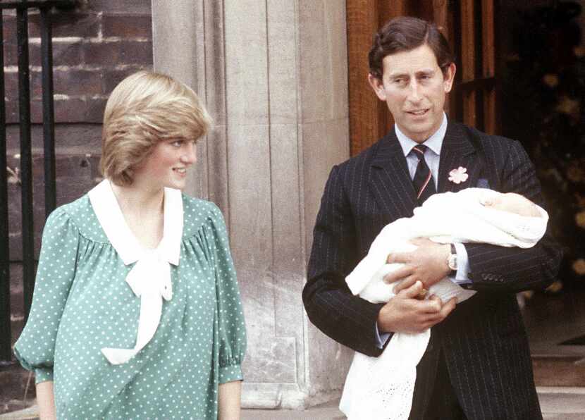 Foto de archivo de 1982 con el príncipe Charles y la princesa Diana mostrando al mundo a su...
