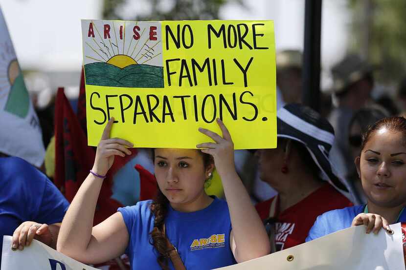 Manifestantes piden el alto a la deportación de familias frente al centro de detención de...