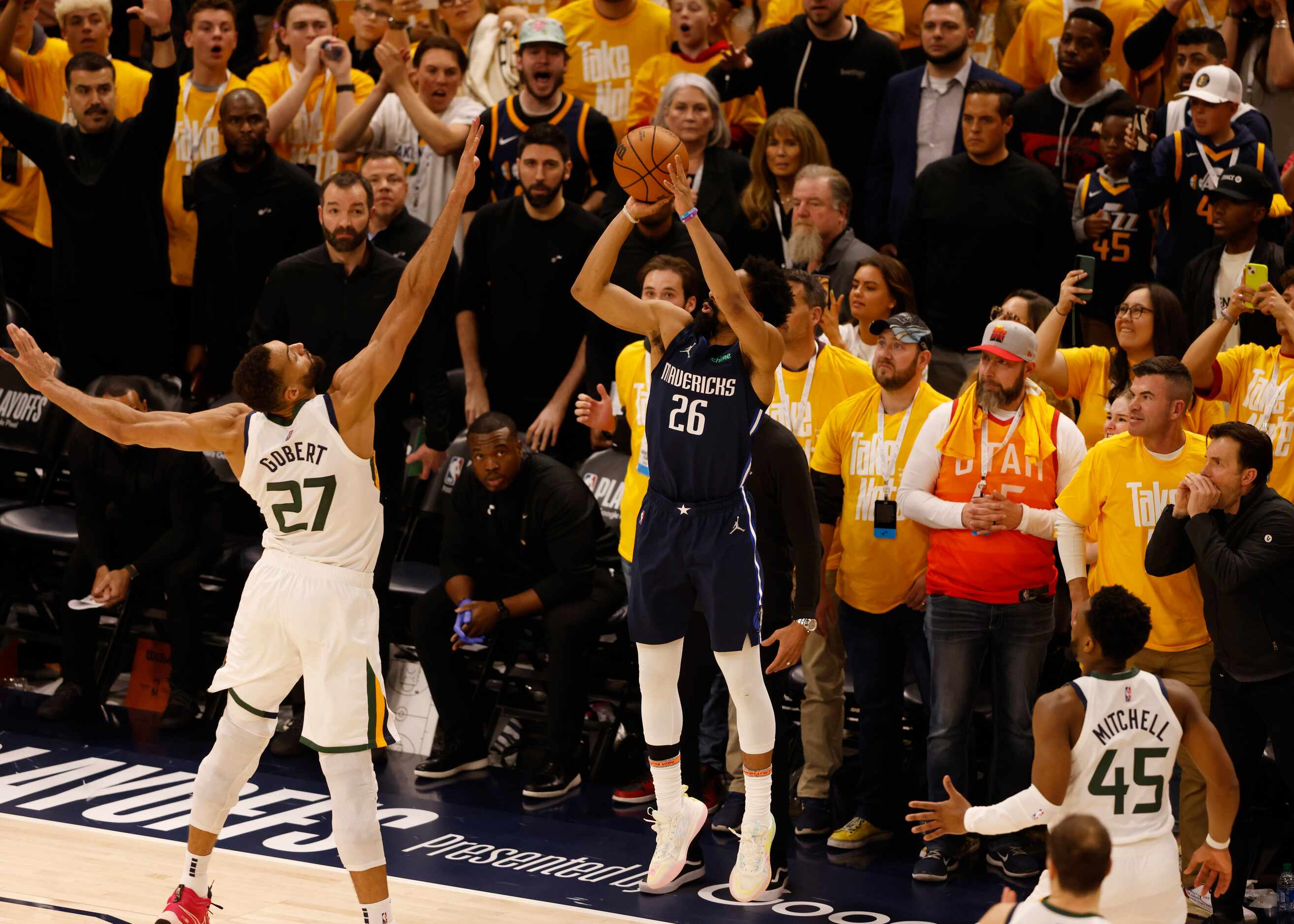 Dallas Mavericks guard Spencer Dinwiddie (26) misses a three point attempt at the last...