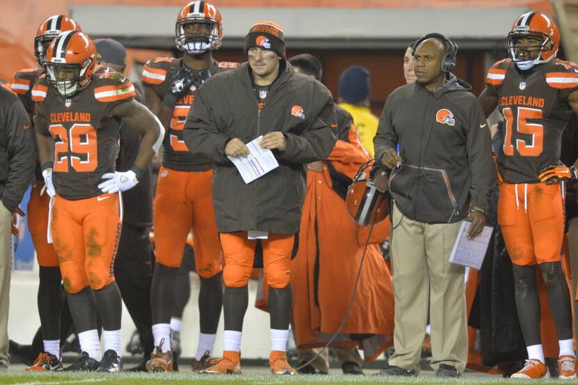 Cleveland Browns quarterback Johnny Manziel, center, stands on the sideline in the third...