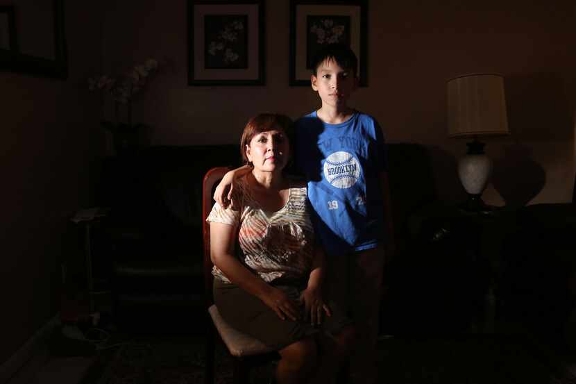 Dinorah Sierra y su hijo Daniel en su casa en Dallas. Muchas familias latinas conviven con...
