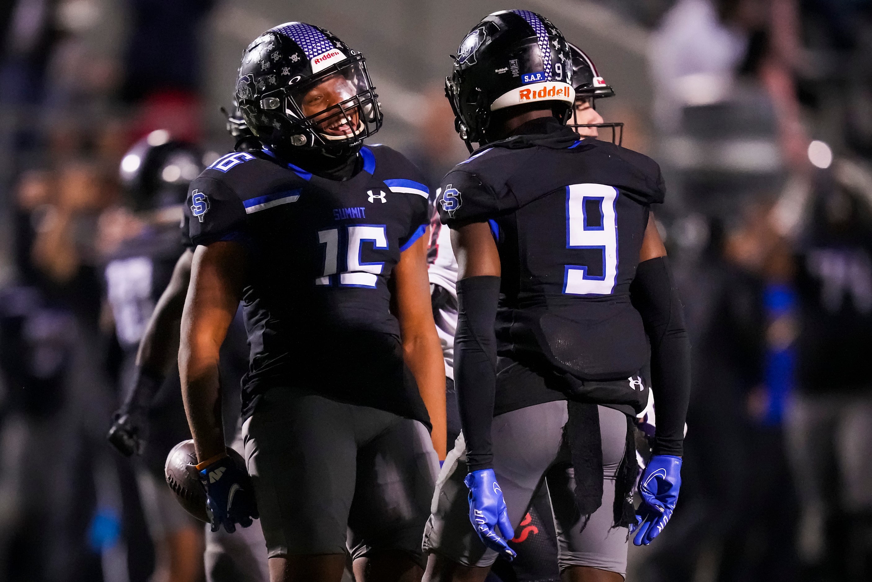 Mansfield Summit defensive back Justyn McDonald (15) celebrates with defensive back Tavare...