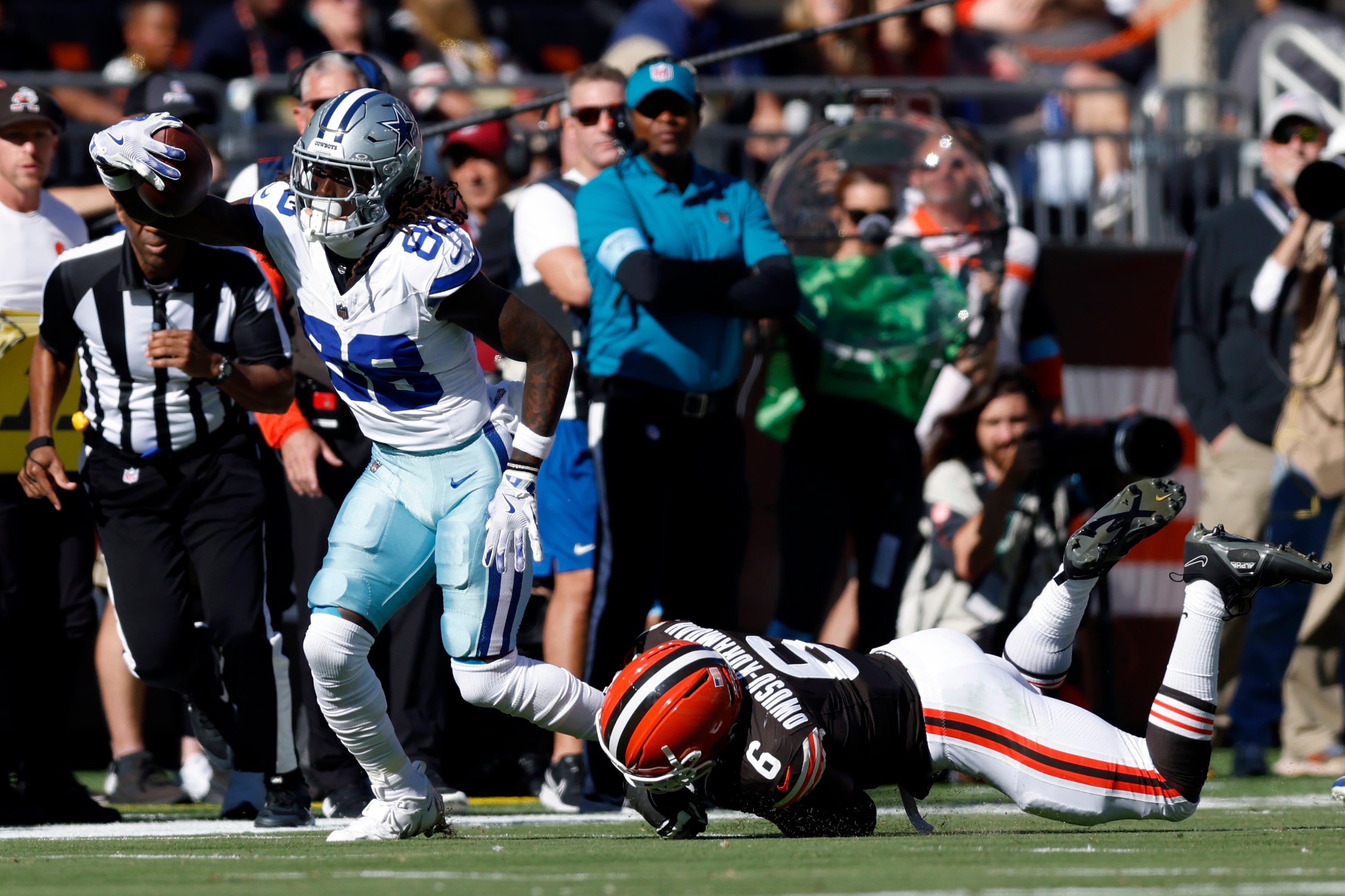 Cleveland Browns linebacker Jeremiah Owusu-Koramoah (6) dives to tackle Dallas Cowboys wide...