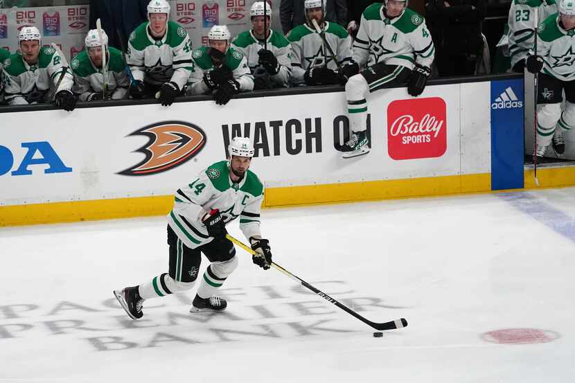 Dallas Stars left wing Jamie Benn (14) controls the puck during the first period of the...