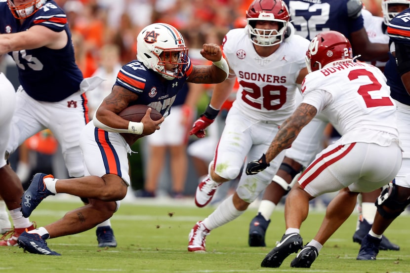 Auburn running back Jarquez Hunter carries the ball as Oklahoma defensive back Billy Bowman...