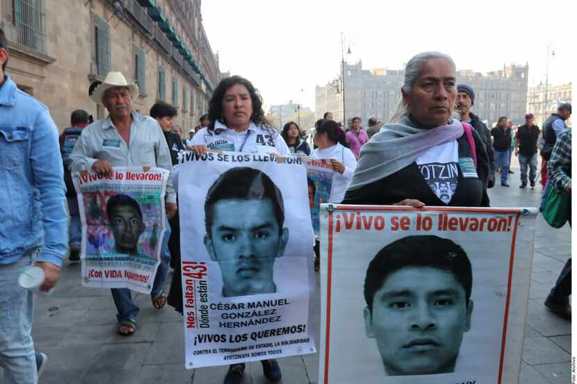 Familiares y amigos piden justicia por la desaparición de 43 normalistas de Ayotzinapa.