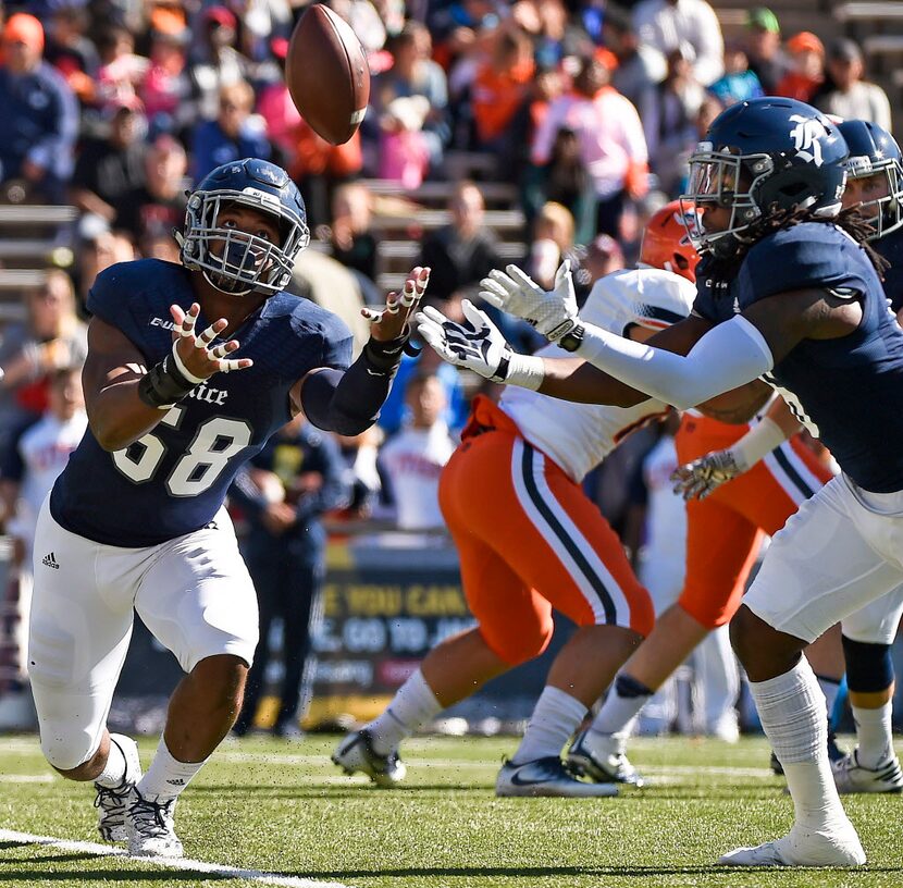 Rice linebacker Emmanuel Ellerbee, left, and safety Destri White try to catch a deflected...