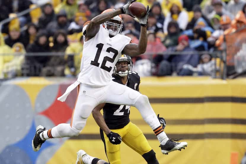 Cleveland Browns wide receiver Josh Gordon (12) makes a catch in front of Pittsburgh...