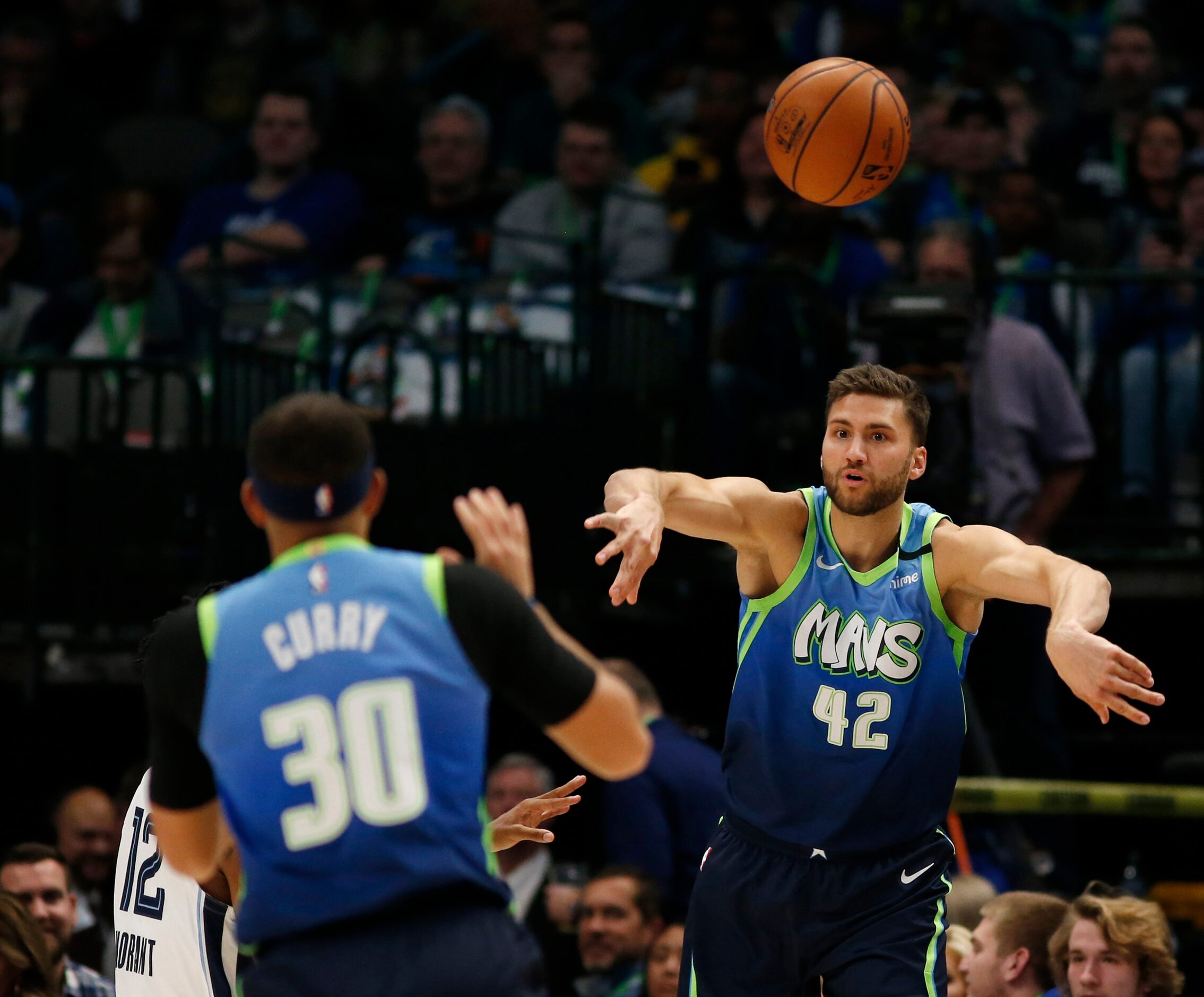 Dallas Mavericks forward Maxi Kleber (42) passes to Dallas Mavericks guard Seth Curry (30)...