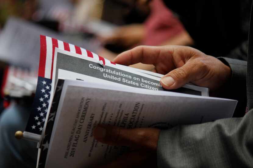 Una persona recibe su certificado de ciudadanía en los Estados Unidos.