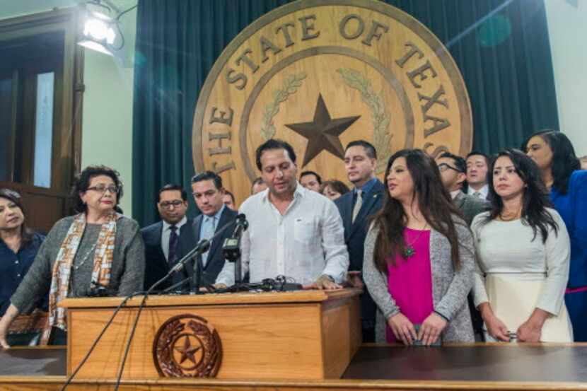 El diputado de la Cámara de representantes de Texas, Poncho Nevarez, del Distrito 74, habla...