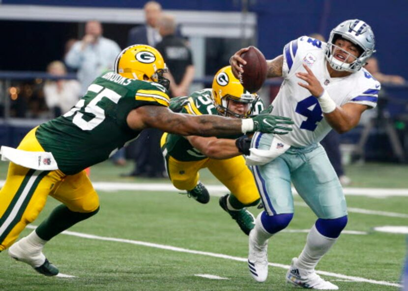 Los linebackers de Green Bay Ahmad Brooks (55) y Blake Martinez (50) ponen presión sobre el...