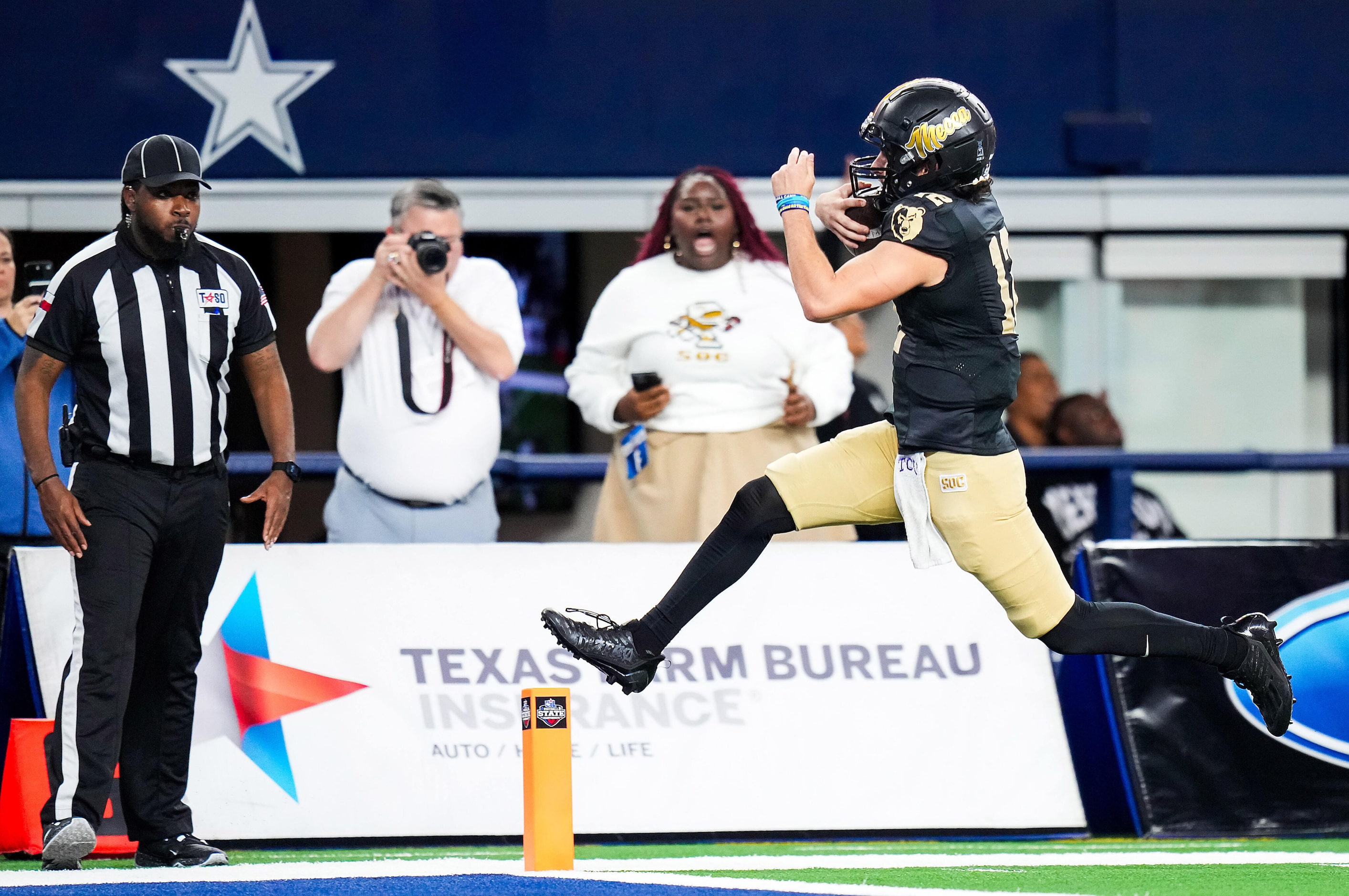 South Oak Cliff quarterback Carter Kopecky (12) scores on a touchdown run during the second...