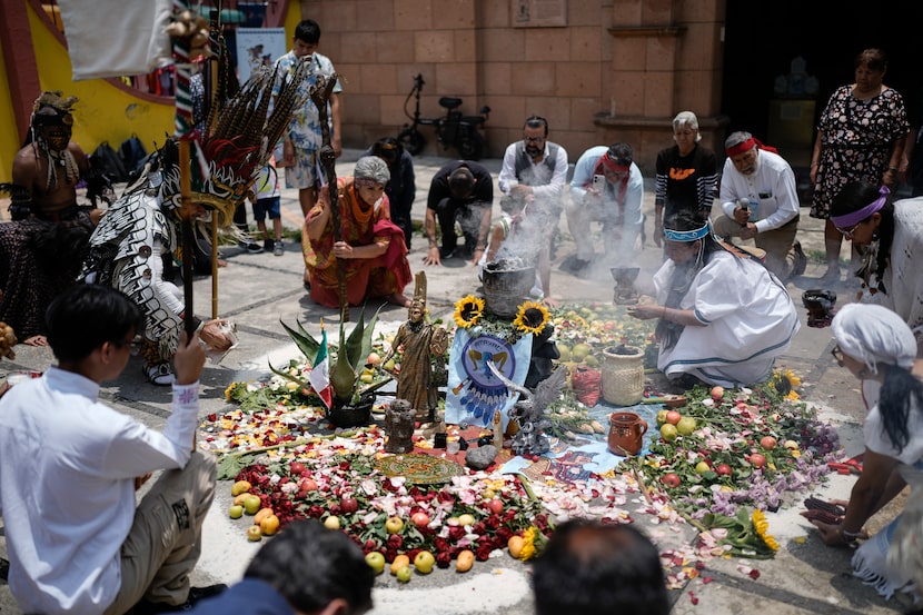 Residentes y miembros de una organización indígena realizan una ceremonia para conmemorar el...