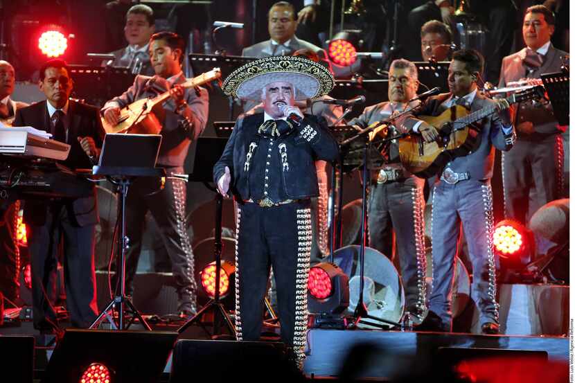 Como lo prometió, esta noche Vicente Fernández se subió al escenario del Estadio Azteca para...