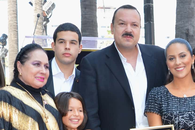 Pepe Aguilar junto a su familia, incluyendo su hijo mayor José Emiliano izquierda)/ GETTY...
