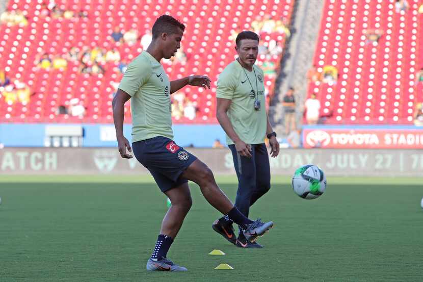 Giovani Dos Santos calentó antes del juego, pero no alineado.