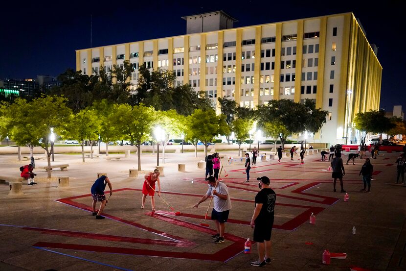 Concejales ayudan a pintar las palabras “Black Lives Matter” en la explanada de Dallas City...