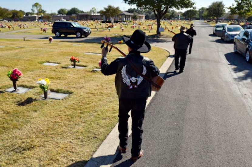 El grupo de Hermanos Mancera caminan a lo largo del cementerio Calvary Hill para tocar...