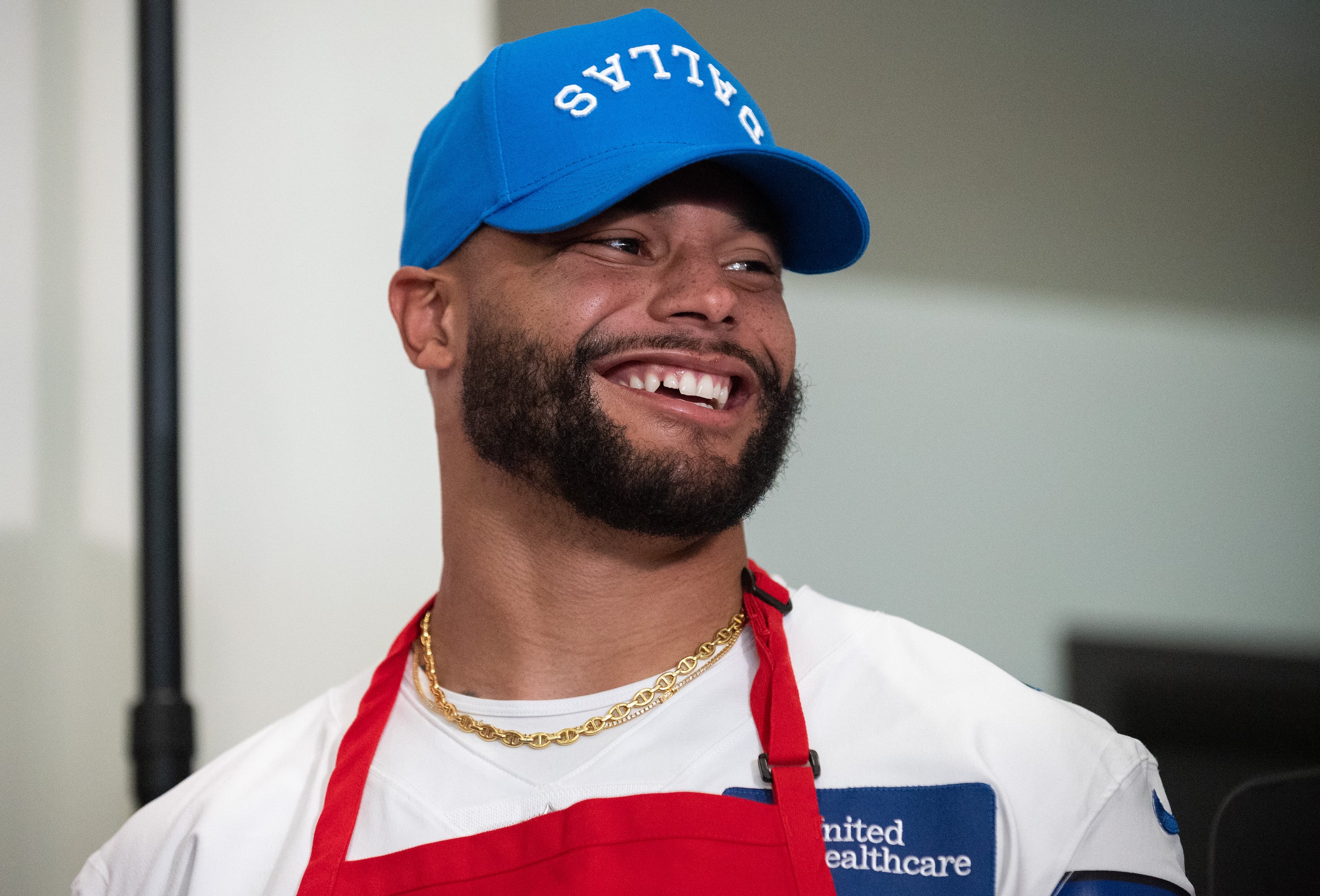 Dallas Cowboys serve Thanksgiving meals at Salvation Army