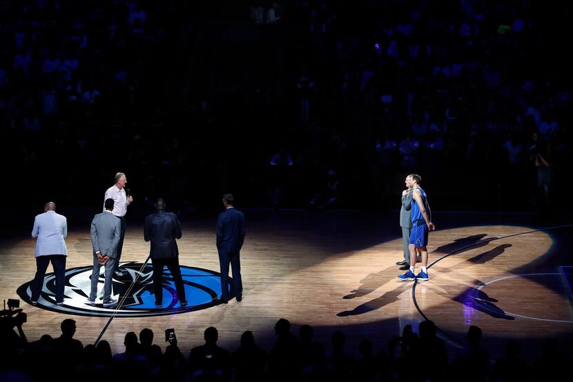 Hall of Famer Larry Bird addresses Dirk Nowitzki and Mavs head coach Rick Carlisle as (from...