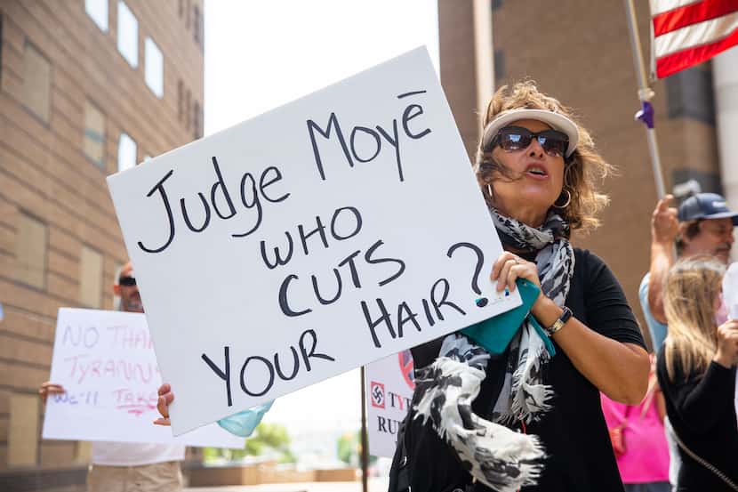 Ellen Lopez holds a sign as she waits for Shelley Luther to be released from Dallas County...