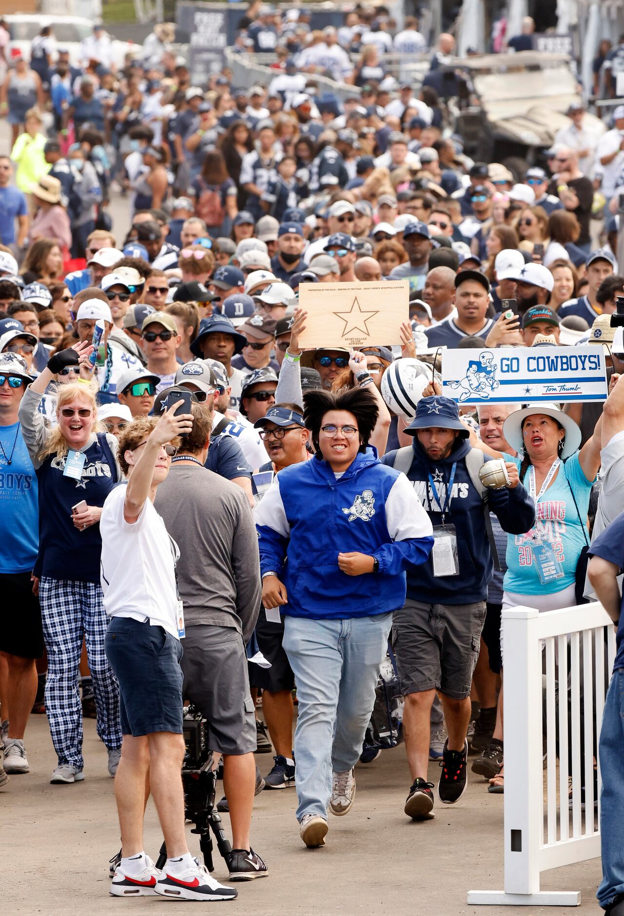 The Dallas Cowboys Cheerleaders preform on the official opening day of NFL  football training camp, Saturday, July 30, 2022, in Oxnard, Calif. (AP  Photo/Gus Ruelas Stock Photo - Alamy