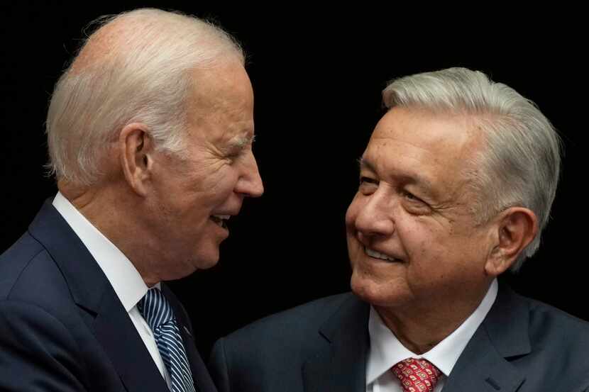 El presidente de México, Andrés Manuel López Obrador, a la derecha, y su homólogo...