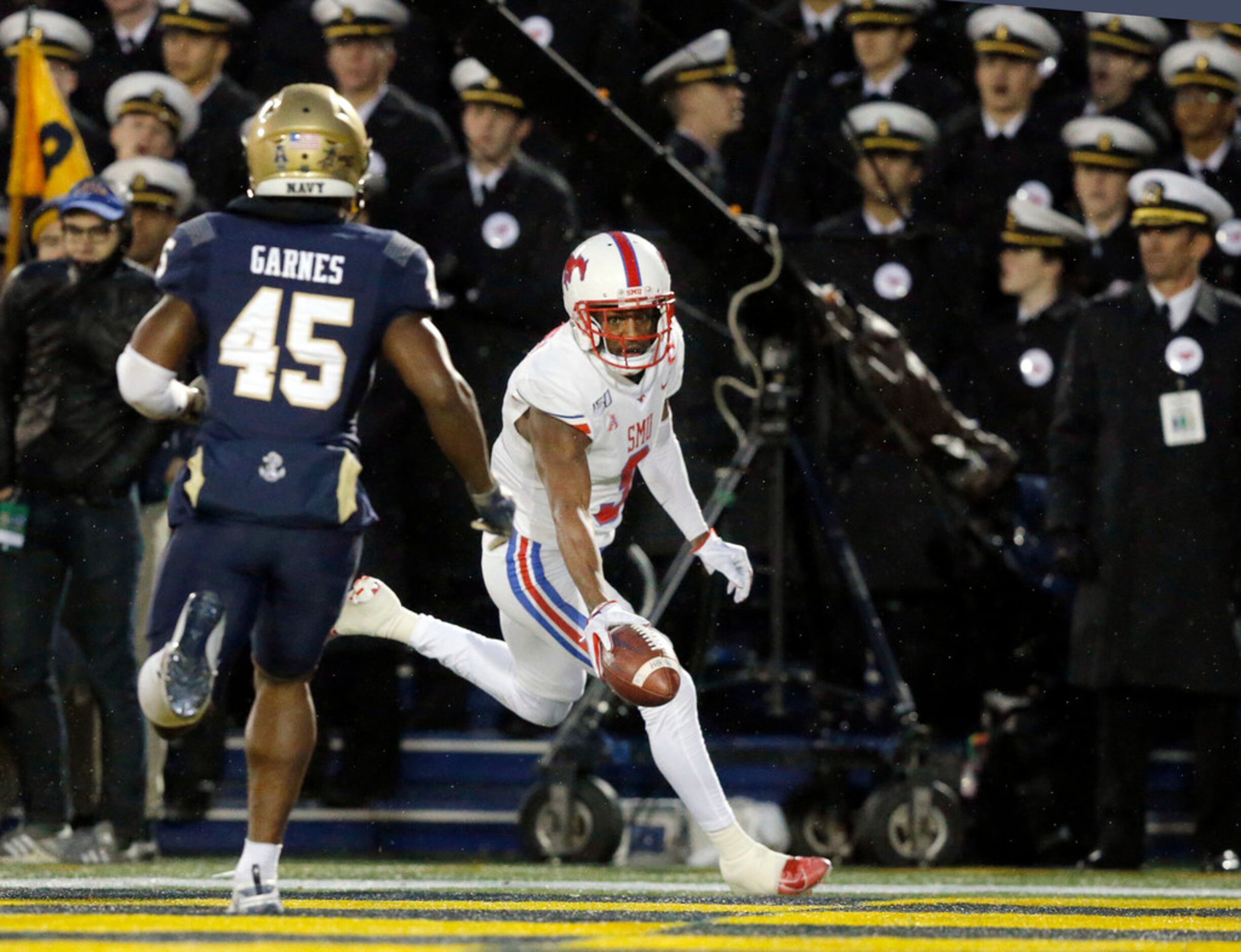 Southern Methodist Mustangs wide receiver James Proche (3) cruises into the end zone ahead...