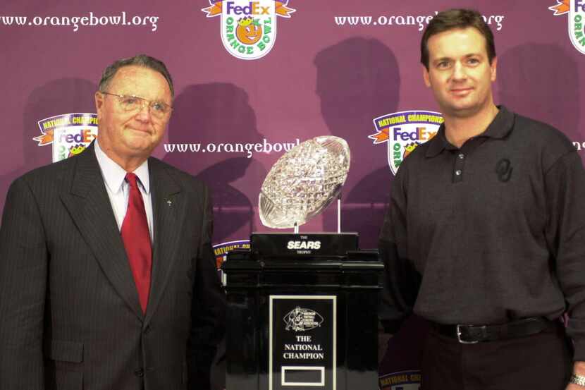 Florida State coach Bobby Bowden, left, and Oklahoma coach Bob Stoops, right,  pose for...