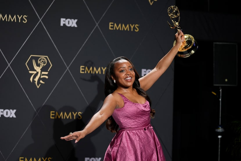 Quinta Brunson, ganadora del premio a mejor actriz de comedia por "Abbott Elementary", posa...