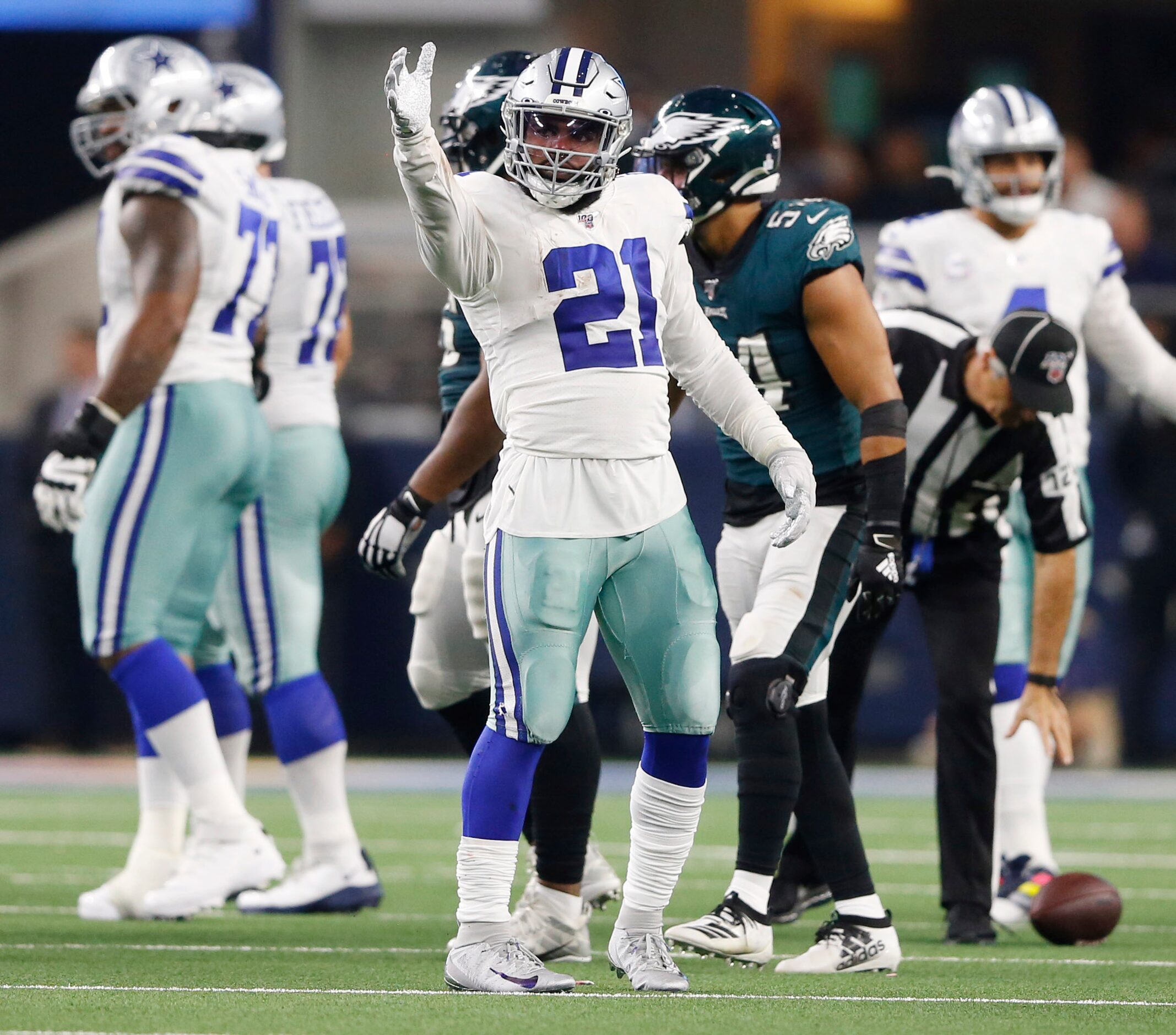 Dallas Cowboys running back Ezekiel Elliott (21) signals first down after a run during the...