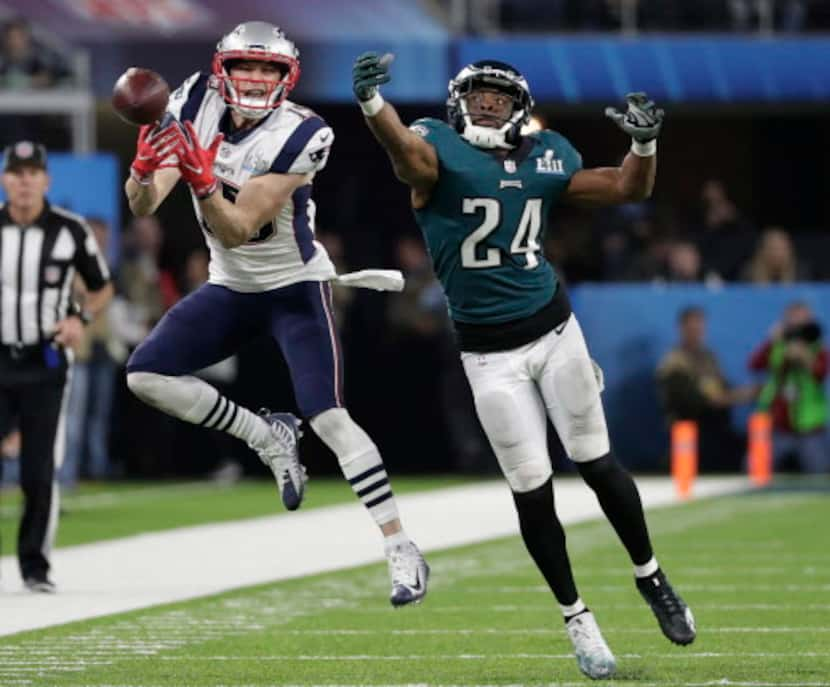 Corey Graham (24) rompe un pase dirigido a Chris Hogan (15) de Pats en la segunda mitad del...