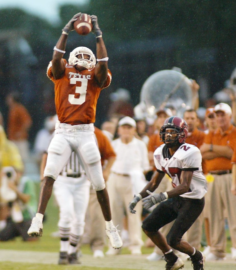 ORG XMIT: *S183D5AE3* 8/31/03 - Austin, Texas - Texas cornerback Nathan Vasher intercepts a...