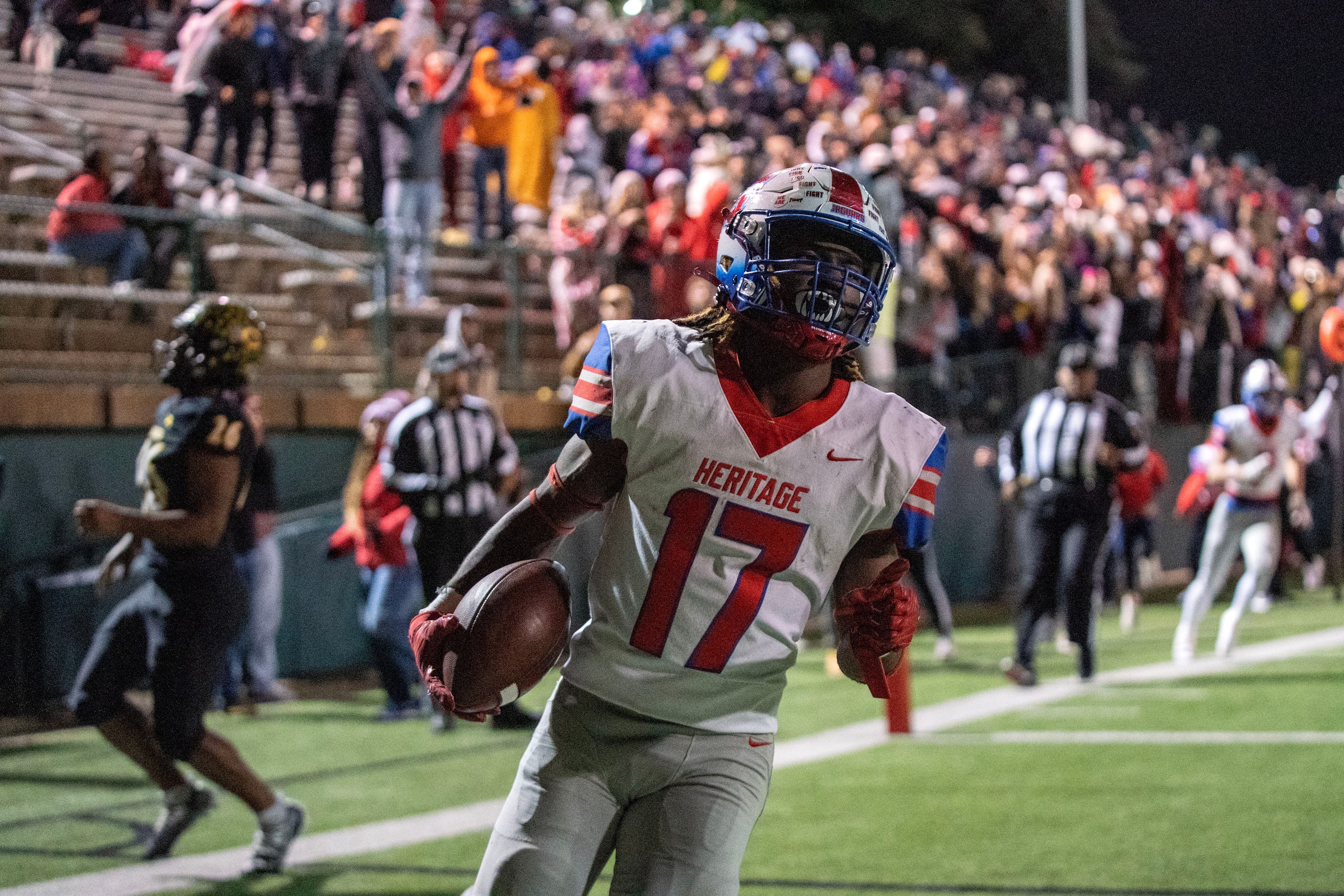 Midlothian Heritage senior running back Mason O’Neal (17) scores the go-ahead touchdown...