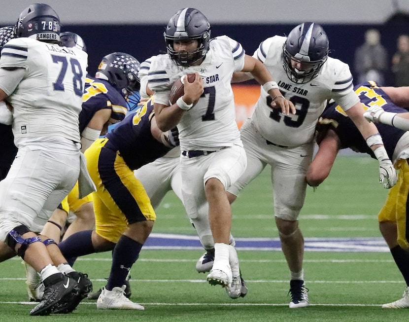 Lone Star High School quarterback Karece Hoyt (7) breaks through the line during the second...