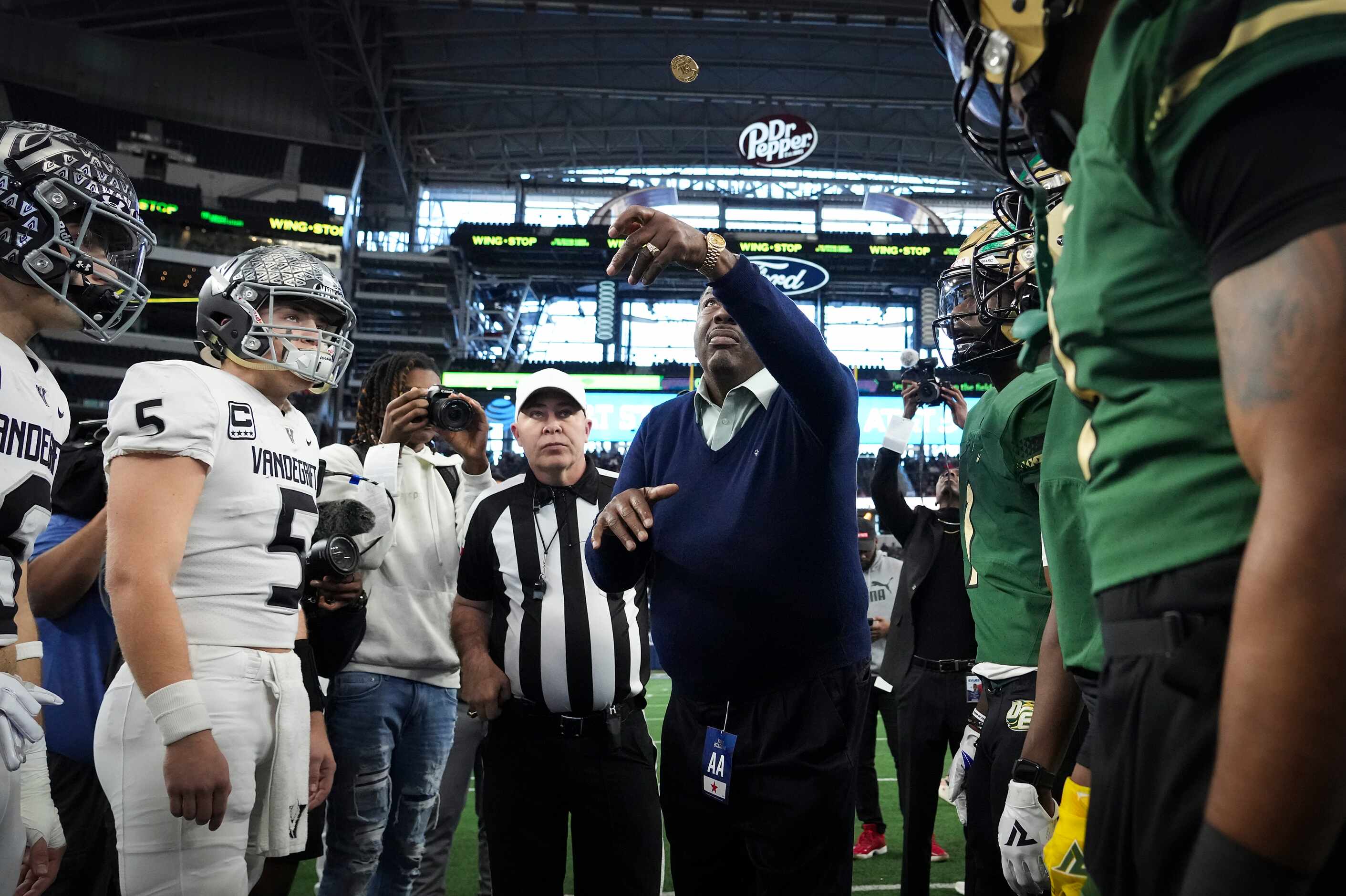 Texas State Sen. Royce West performs the pregame coin toss before the first half of the 6A...