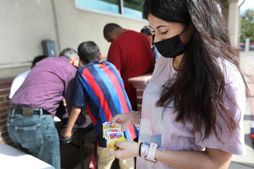 Alexandra Serrano muestra su colección de estampas del Álbum Panini.