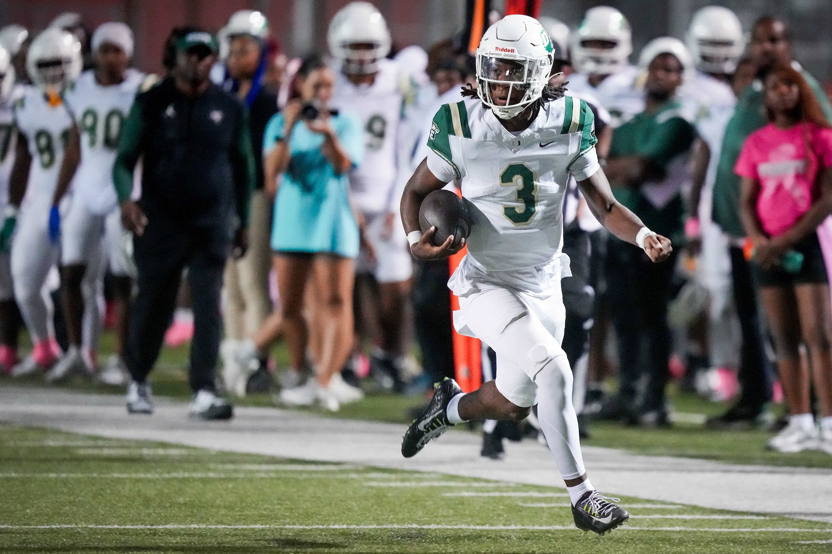 DeSoto quarterback Kelden Ryan (3) breaks free on a 41-yard touchdown run during the first...