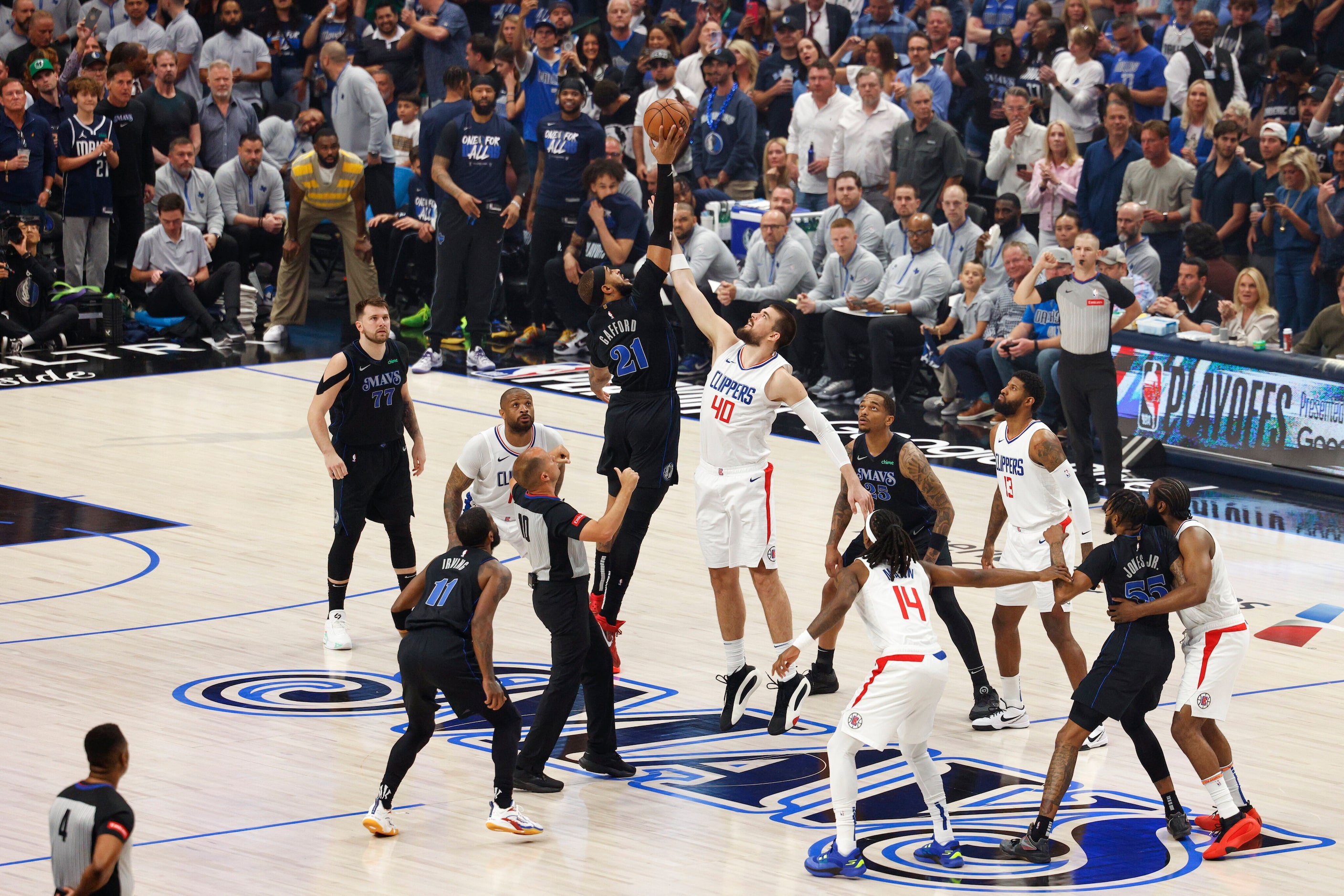 Dallas Mavericks center Daniel Gafford (21) wins the opening tip over LA Clippers center...